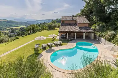 Image de Villa Linda, villa panoramique avec piscine dans la campagne des Marches, à 30 minutes de la mer