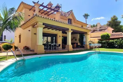 Image de Villa familiale à distance de marche de Puerto Banus et de la Bea