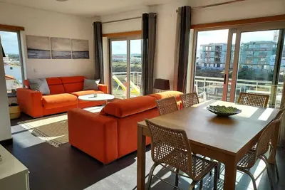 2 chambres modernes avec de grands balcons - vue sur la piscine et la mer, soleil toute la journée