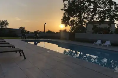 Villa de luxe en pierre, piscine privée, vue sur la mer, vastes terrasses et jardin
