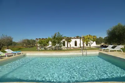 Image de Trullo traditionnel, 3 chambres et grande piscine à Ostuni, Pouilles, Italie