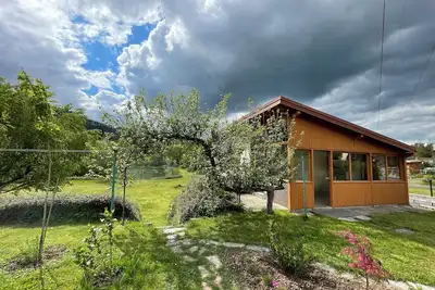 Image de Chalet sur grand terrain paysagé avec étang de pêche privé