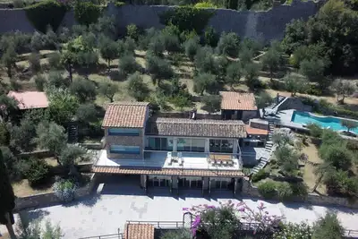 Image de Villa individuelle de luxe avec terrasse pour bains de soleil et piscine