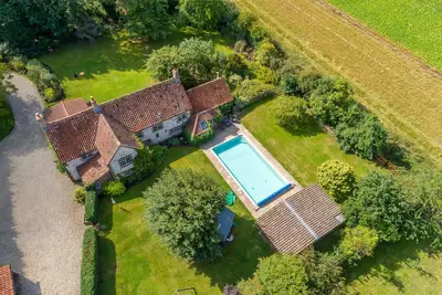 Image de Swan Cottage est un grand cottage traditionnel de Norfolk en craie et brique