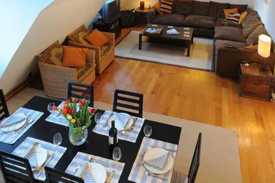 Image de Grand appartement confortable et moderne dans un endroit calme mais à côté de tout