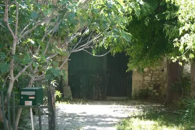 Image de \"Sur la place\"   Maison de caractère sur jolie place provencale