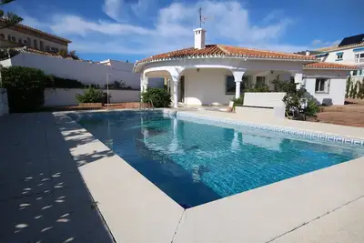 Image de Villa de luxe avec vue sur mer, piscine privée, près de la plage, à proximité de toutes les commodités Wifi