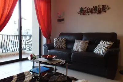 Image de Appartement ensoleillé moderne avec balcon