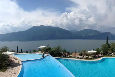 Image de maison individuelle sur le lac de Garde avec une vue imprenable