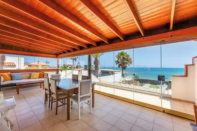 Image de Villa première ligne de plage avec la terrasse de la mer, calme