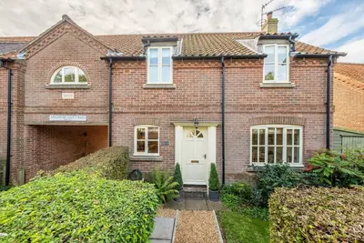 Image de Un spacieux cottage mitoyen situé dans un quartier calme à Burnham Market