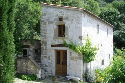 Image de Podpec: Maison historique entourée de verdure avec une intimité absolue