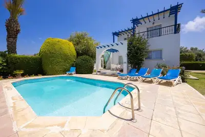 Image de Lemon Grove Ena: Villa moderne avec piscine privée située près de la plage à Argaka