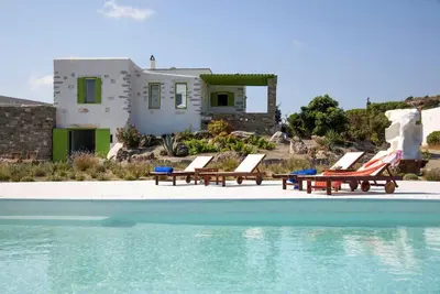 Image de Villa en pierre avec piscine intérieure et vue sur la mer à des prix uniques