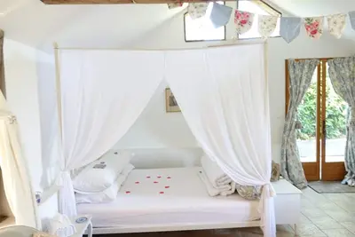 Image de Ravissant gîte romantique restauré à un niveau élevé. 10% de réduction sur Brittany Ferries.