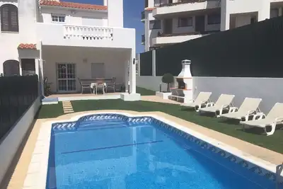 Image de Villa centrale avec piscine privée, A \/ C, Wi-fi, idéal pour les familles et les golfeurs!