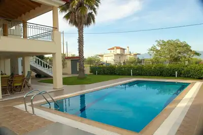 Image de Fantastique villa avec piscine idéale pour des vacances reposantes et plus. . .