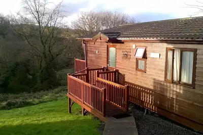 Image de Lodge 4 étoiles de luxe tranquille avec vue sur les bois, Narberth, Pembrokeshire