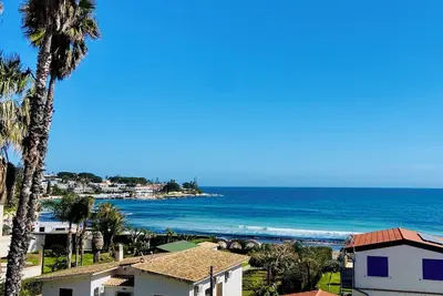 Image de Villa Silvia à 30 mètres de la plage de sable. Véranda avec vue sur la mer, connexion Wi-Fi.