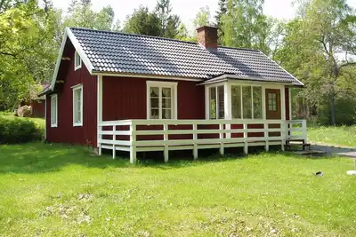Image de Belle maison suédoise authentique dans un environnement paisible et calme, à proximité de la forêt.