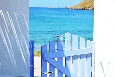 Image de Maison en pierre d'origine au bord de l'eau avec accès à une grande plage de sable