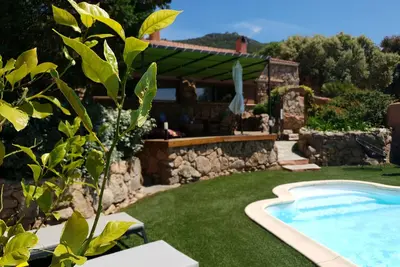 Image de et sa superbe piscine privative. . . proche de Bonifacio