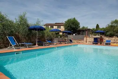 Image de Casa Sparviero A: Un appartement caractéristique et accueillant qui couvre tout l'étage supérieur d'une villa de deux étages entourée de prairies et de collines verdoyantes.