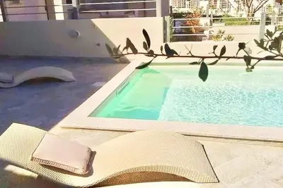 Image de Villa de 2 chambres, piscine privée, proche plage et commerces, nouvellement construite
