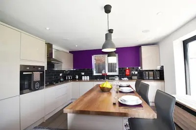 Image de Maison exécutive avec un confort moderne dans un quartier paisible vous donnant une atmosphère chaleureuse.