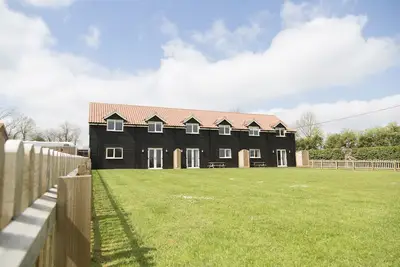 Image de 10 couchages! Nouveaux chalets avec piscine, sauna et salle de sport, dans la campagne pittoresque de Norfolk!