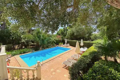 Image de Private villa with mature gardens, 2 minutes walk from sandy beach