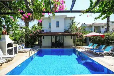 Image de 2 villas sur le même terrain avec piscine privée. Parfait pour 2 familles ou groupes.