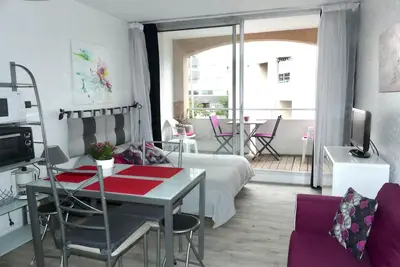 Image de Studio calme + balcon+parking 10mn à pied du vieux port et plage