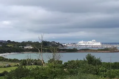 Image de Maison-villa avec son grand jardin sécurisé vue mer disponible toute l'année