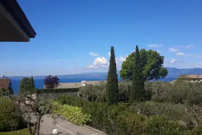 Image de Appartement avec vue sur le lac parmi les oliviers