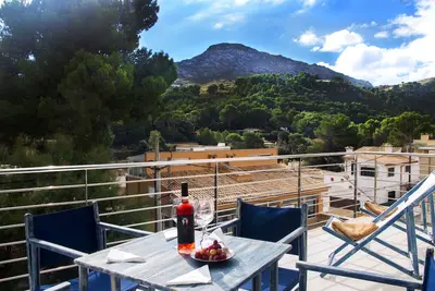 Image de Appartement moderne avec terrasse ensoleillée et vue sur les montagnes