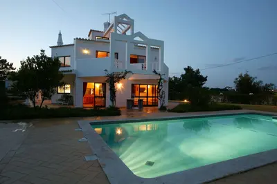 Image de Villa élégante avec grande piscine privée, jardin clos et vue sur la mer très calme -