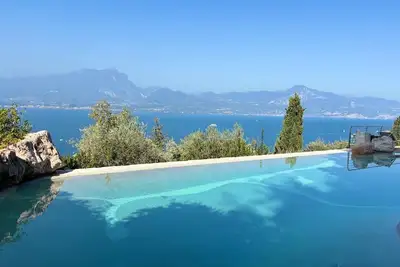 Appartement avec vue spectaculaire sur le lac depuis la terrasse
