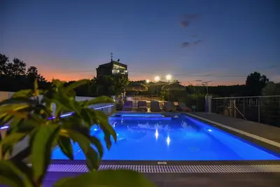 Image de Villa luxueuse à 3 étages et 3 chambres à 3 étages avec vue sur la baie