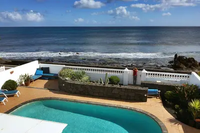 Image de Front de mer, à 20 mètres de la mer, avec piscine privée chauffée et bain à remous