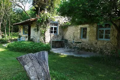 Image de Maison de caractère au bord du Jabron, entouré de verdure et d'arbres centenaire