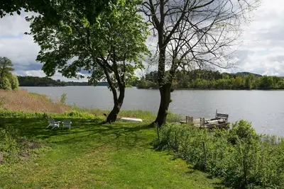 Image de Belle maison au bord du lac près du centre-ville