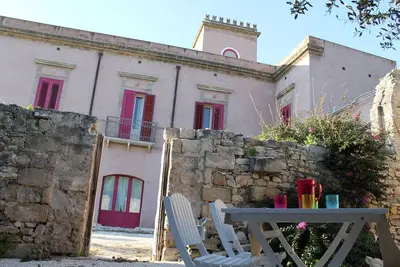 Image de Château dans la vallée d'Erice, piscine, bain à remous, vue Egadi, jardins, barbecue, parc gratuit