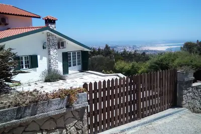 Image de Maison rustique indépendante avec vue imprenable et cadre relaxant