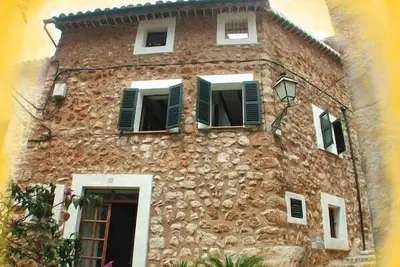 Ancienne maison totalement restaurée qui se trouve dans le magnifique village. .