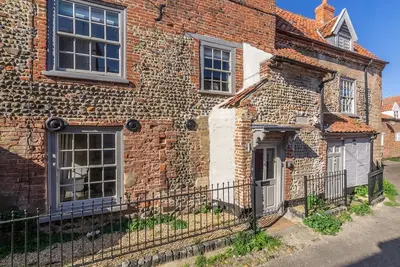Image de Cottage indépendant unique, construit dans les années 1500, est livré avec une tour de guet