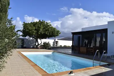Image de Villa avec piscine privée et vue sur la montagne