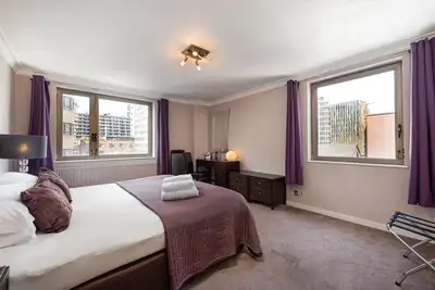 4 minutes à pied de Tower Bridge, wifi rapide, ascenseurs, 2 chambres, appartement au dernier étage