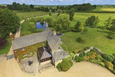 The Cotswold Manor Hall, spa exclusif, granges de jeux / événements, 70 acres de parc