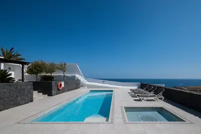Image de Luxury Sea Front Villa Avec piscine privée chauffée et vue sur mer